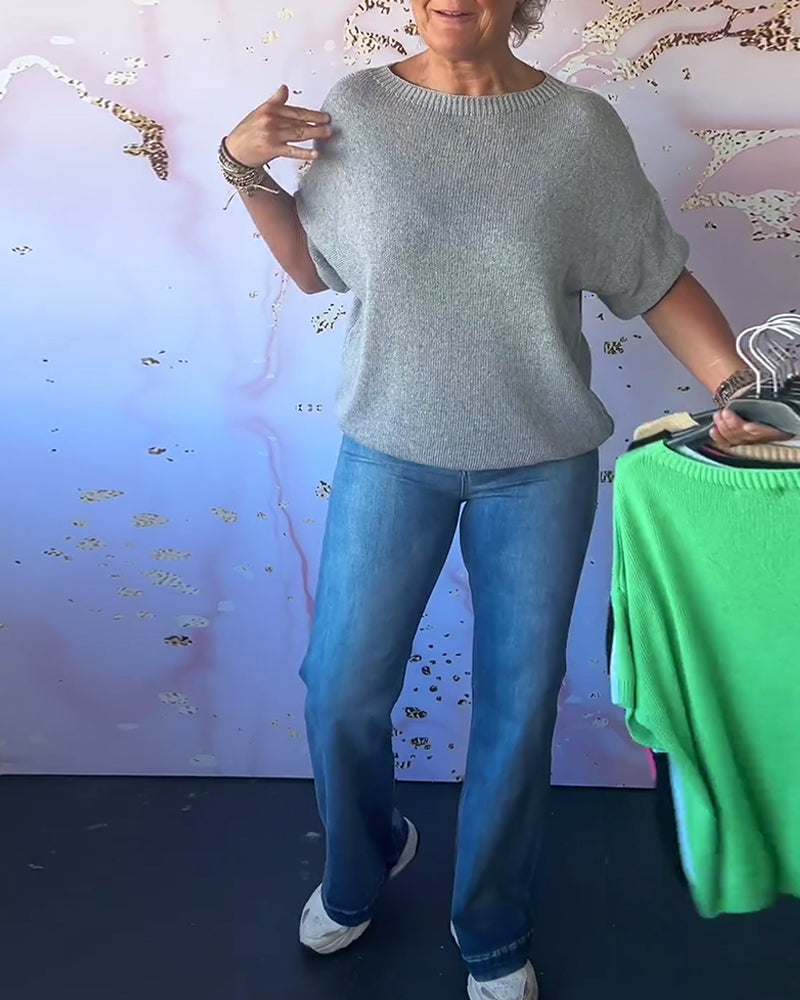 Casual, relaxed jumper with a round neckline and plain colour