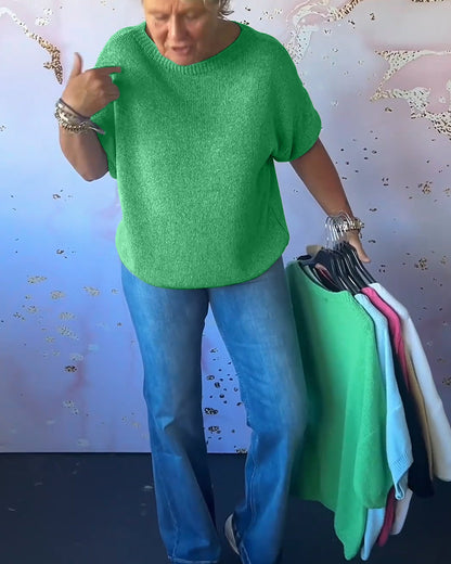 Casual, relaxed jumper with a round neckline and plain colour