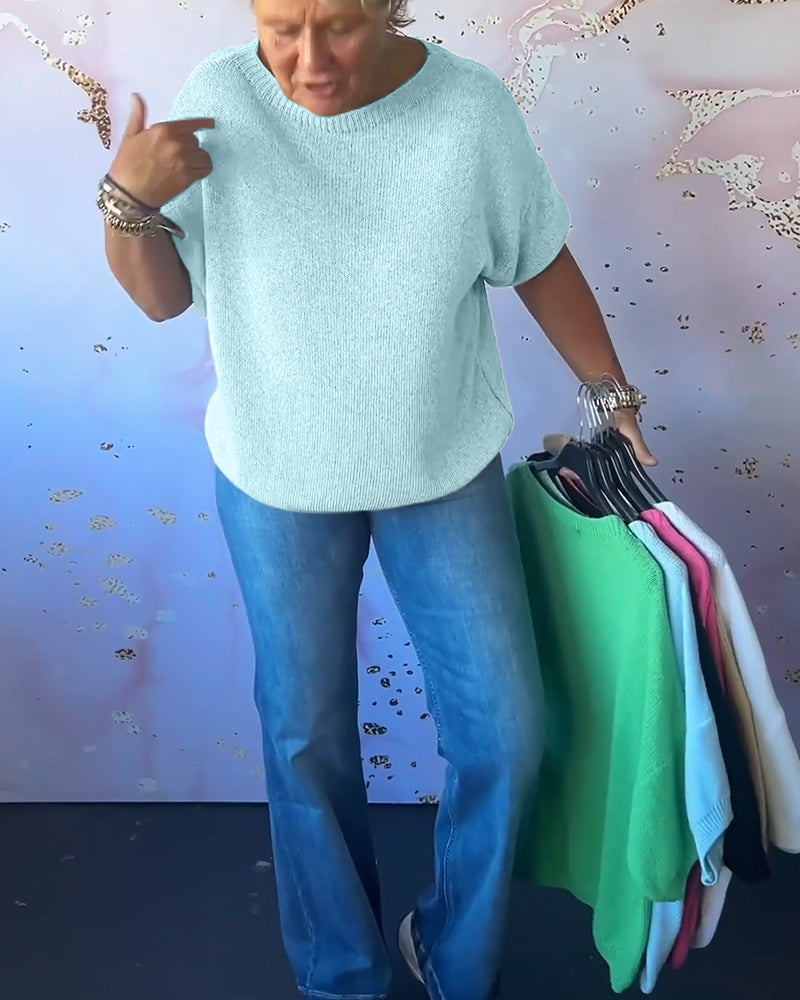 Casual, relaxed jumper with a round neckline and plain colour