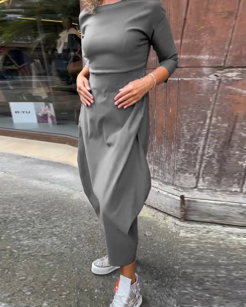 Simple, elegant long-sleeved dress with plain-coloured pocket