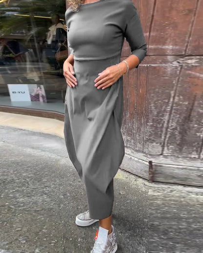 Simple, elegant long-sleeved dress with plain-coloured pocket