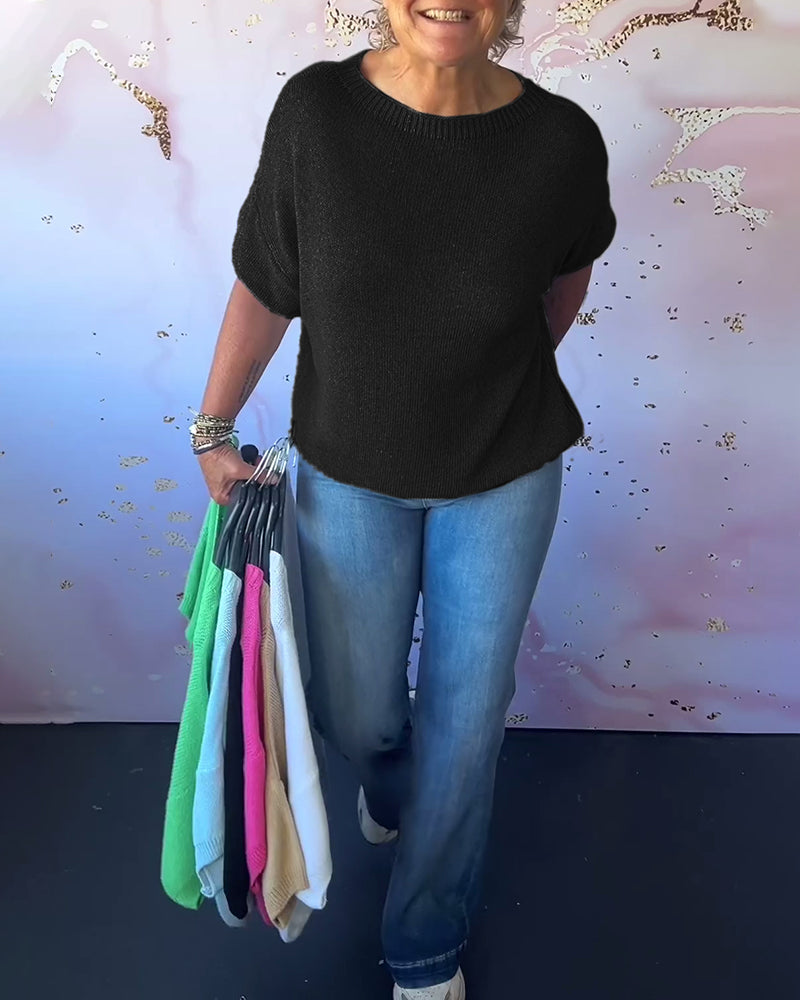 Casual, relaxed jumper with a round neckline and plain colour