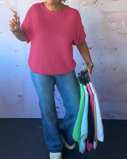 Casual, relaxed jumper with a round neckline and plain colour