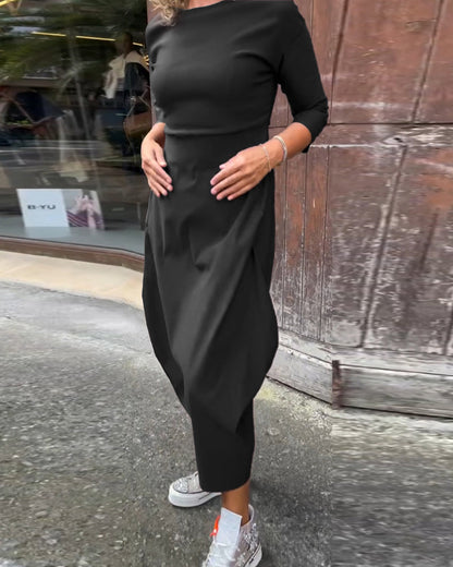 Simple, elegant long-sleeved dress with plain-coloured pocket