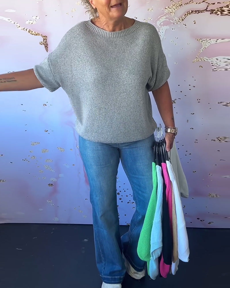 Casual, relaxed jumper with a round neckline and plain colour