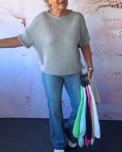 Casual, relaxed jumper with a round neckline and plain colour