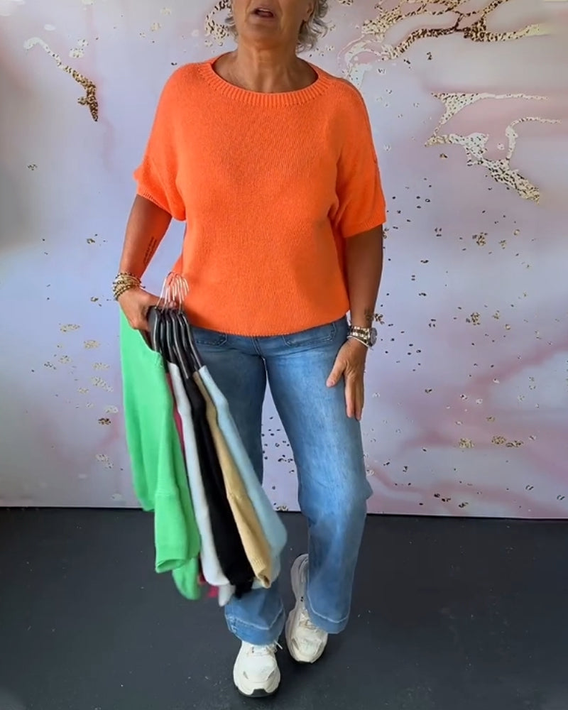 Casual, relaxed jumper with a round neckline and plain colour