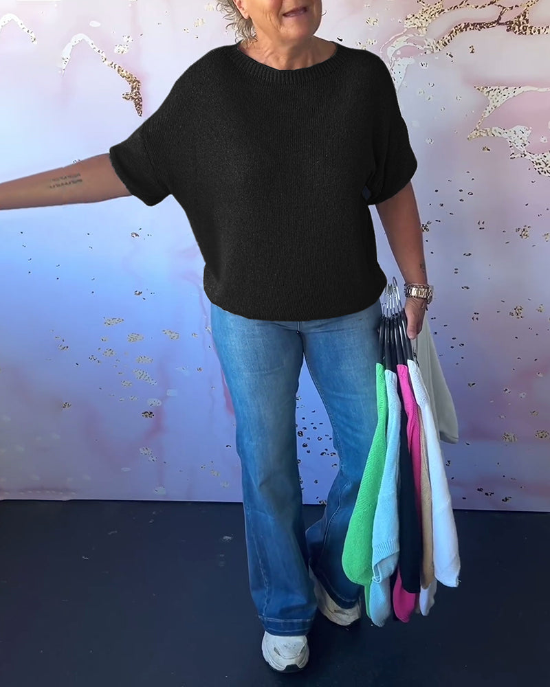 Casual, relaxed jumper with a round neckline and plain colour