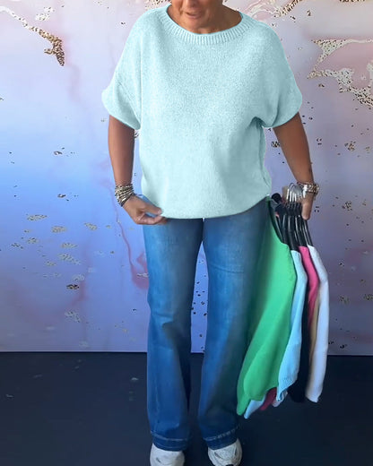 Casual, relaxed jumper with a round neckline and plain colour