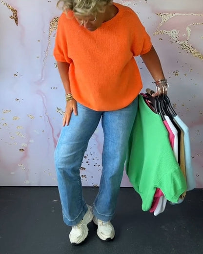 Casual, relaxed jumper with a round neckline and plain colour