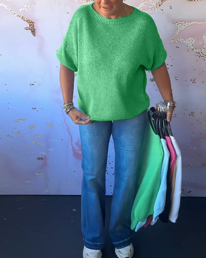 Casual, relaxed jumper with a round neckline and plain colour