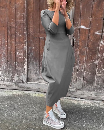 Simple, elegant long-sleeved dress with plain-coloured pocket