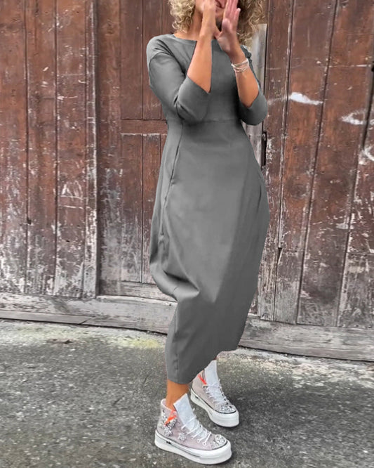 Simple, elegant long-sleeved dress with plain-coloured pocket