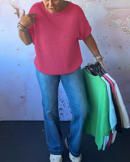 Casual, relaxed jumper with a round neckline and plain colour