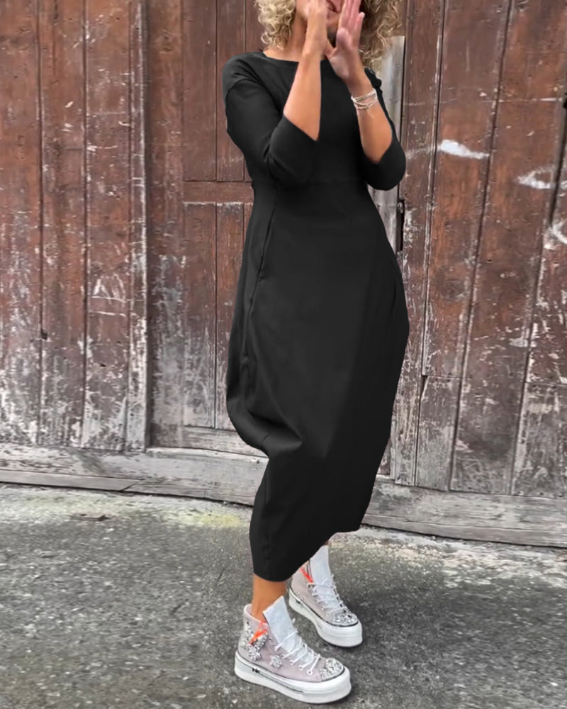 Simple, elegant long-sleeved dress with plain-coloured pocket