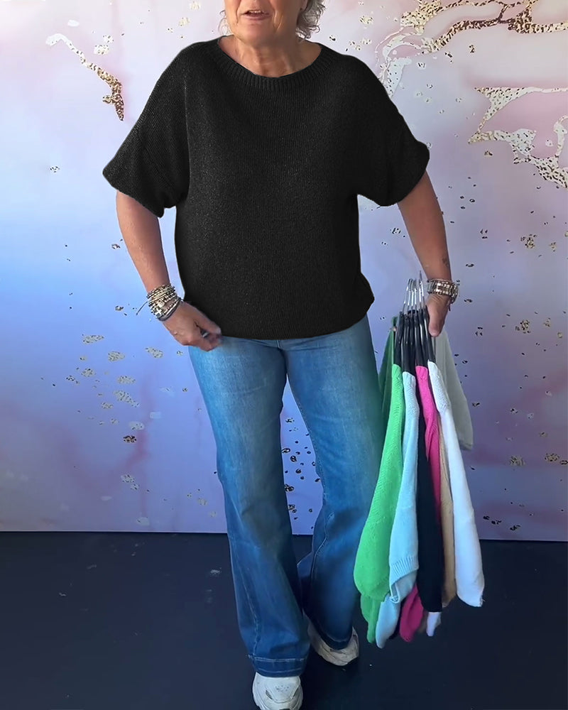 Casual, relaxed jumper with a round neckline and plain colour