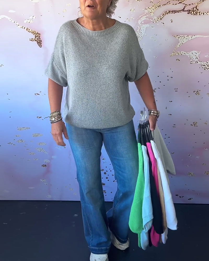 Casual, relaxed jumper with a round neckline and plain colour