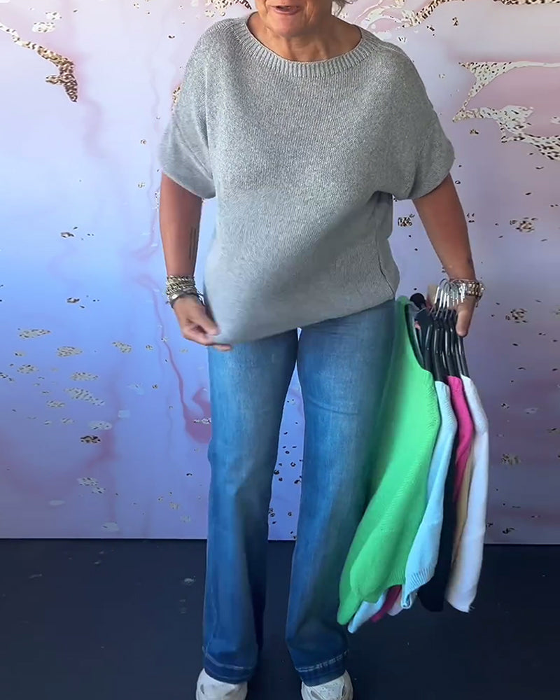 Casual, relaxed jumper with a round neckline and plain colour