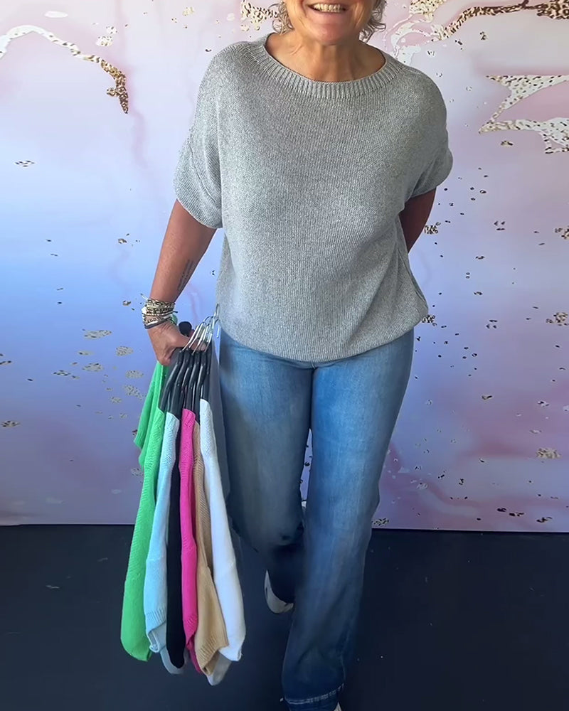 Casual, relaxed jumper with a round neckline and plain colour