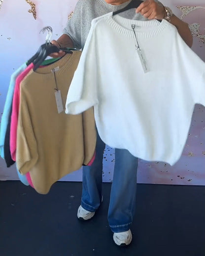 Casual, relaxed jumper with a round neckline and plain colour