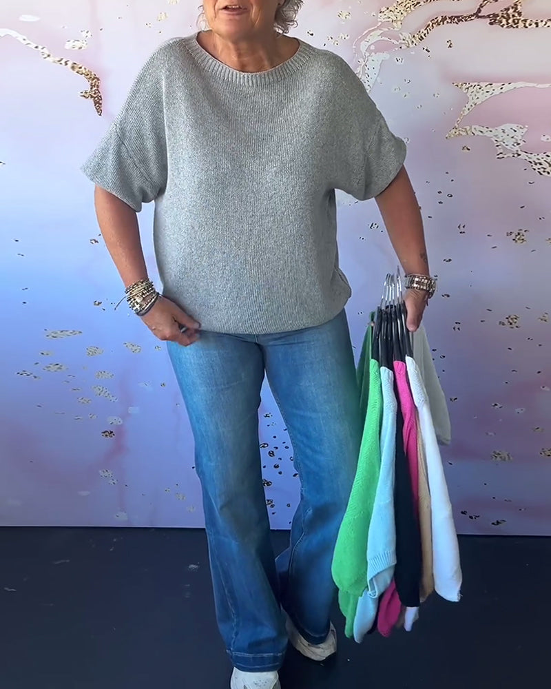 Casual, relaxed jumper with a round neckline and plain colour