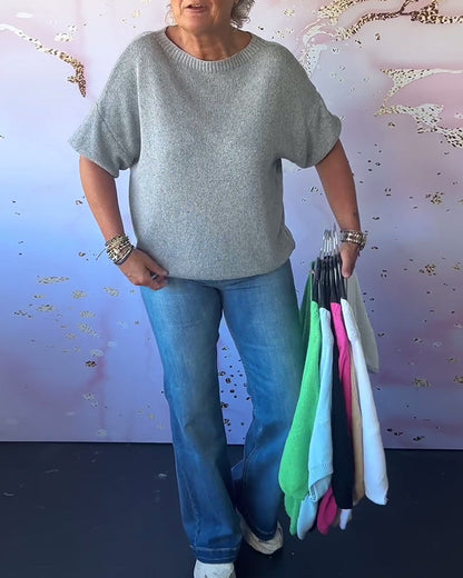 Casual, relaxed jumper with a round neckline and plain colour