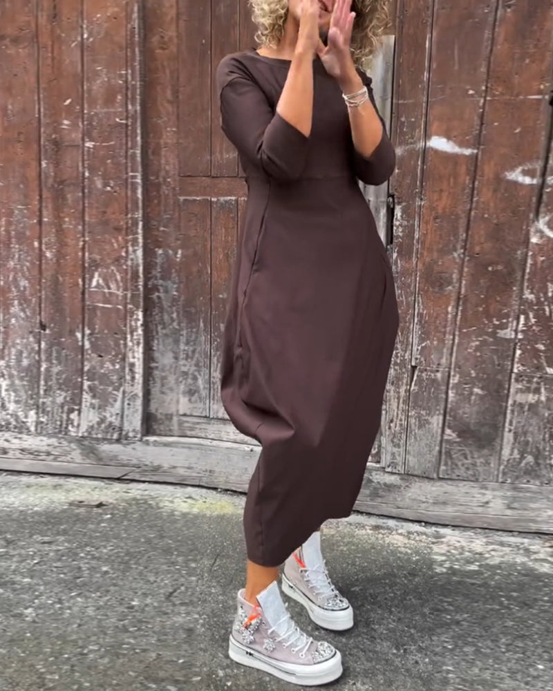 Simple, elegant long-sleeved dress with plain-coloured pocket