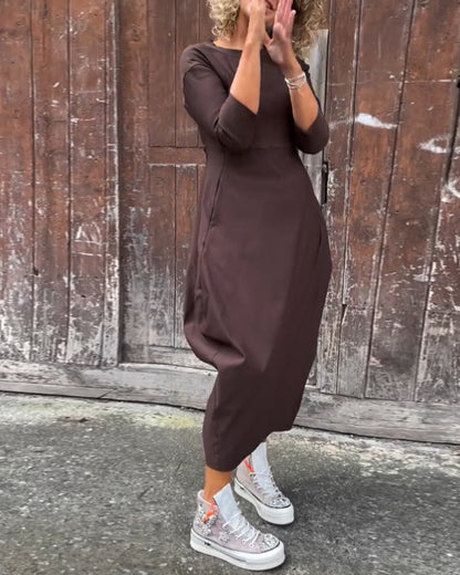 Simple, elegant long-sleeved dress with plain-coloured pocket