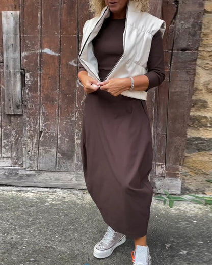 Simple, elegant long-sleeved dress with plain-coloured pocket