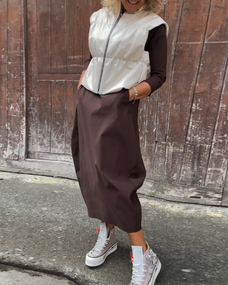 Simple, elegant long-sleeved dress with plain-coloured pocket