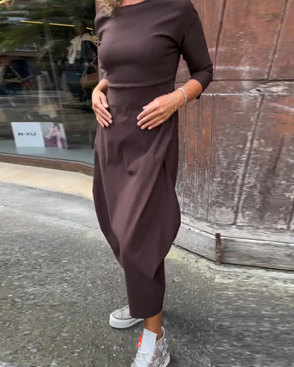 Simple, elegant long-sleeved dress with plain-coloured pocket